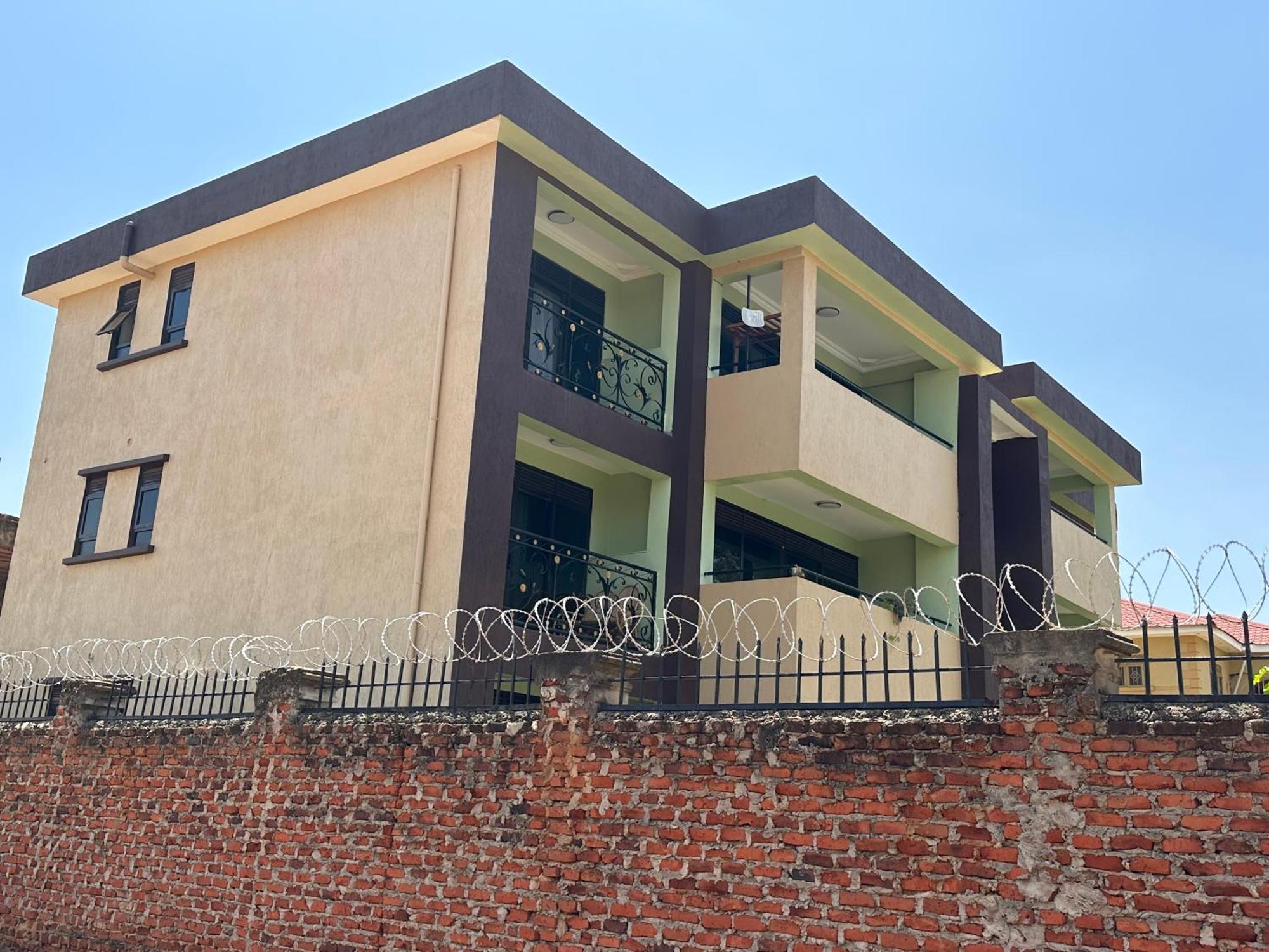 Elena & Kimberly Apartment Gulu Bagian luar foto